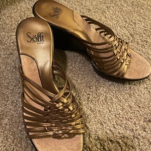 EUC SOFFT gold sandals sz 7.5